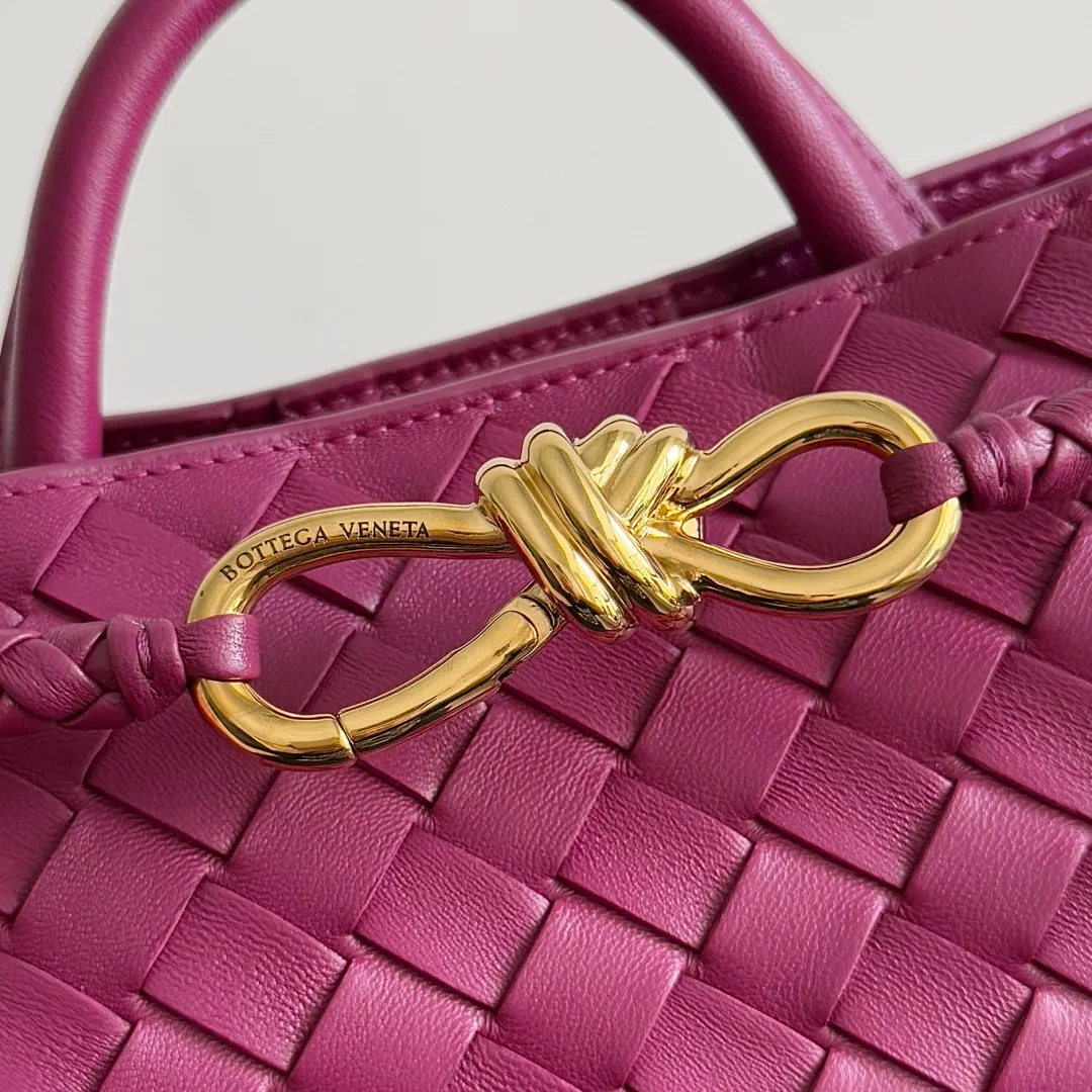 The 2023 new Andiamo batch of 1860 BV has been shipped‼ ️Really popular🔥The new Andiamo woven handbag launched by Bottega Veneta this season is really popular all over the world! ! Celebrities at home and abroad have worn it, and Oscar-winning actress Michelle Yeoh has taken it out on the street. Song Jia, Trai Yara, Yu Feihong, Sanji Ayaka, Rosie Hunting-Whiteley, Yoshioka Riho, etc. have all picked up this bag. It is classic and versatile, showing off its temperament, and the bag capacity is also large, which is very convenient for daily commuting! ! A variety of carrying methods, the shoulder straps can be adjusted by yourself, the original lambskin feels soft and delicate, and the unisex style breaks gender boundaries and brings a more practical and longer-lasting use experience. Andiamo, which has both elegant and casual styles, perfectly interprets the true appearance of "fashionable old money style". Style number: 743568 Size: 25*22*10.5cm